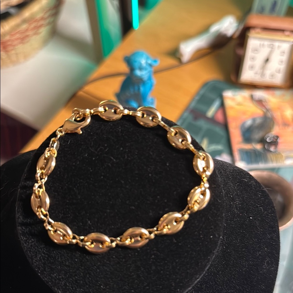 Gold Chain Link Bracelet with Intricate Design
